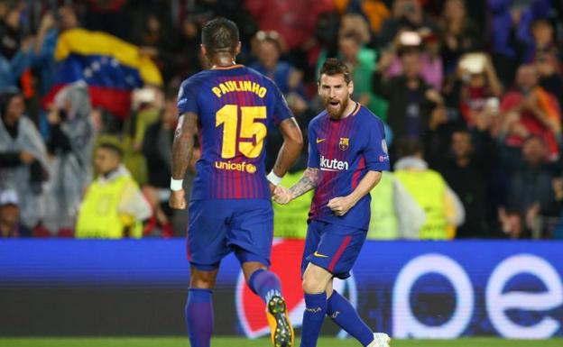 Messi y Paulinho celebran un gol en el Camp Nou. /Reuters