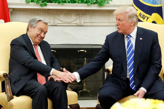 Apretón de manos entre Guterres y Trump en la Casa Blanca. / REUTERS