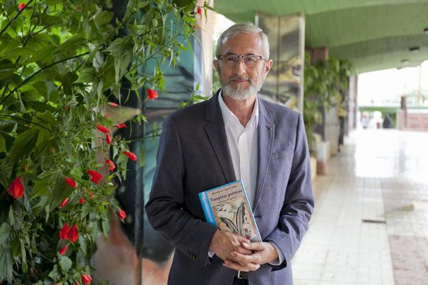Antonio A. Gómez Yebra, con el ejemplar de su último libro infantil, 'Vampiros poéticos'. /Álvaro Cabrera