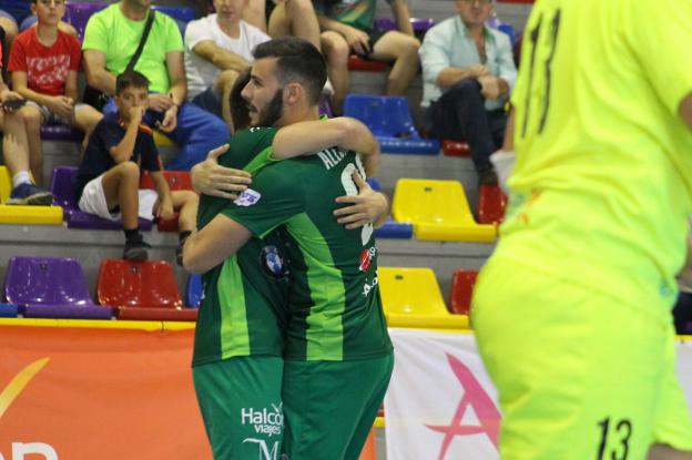 Alejandro celebra con un compañero uno de los goles de ayer. :: antonio j. guerrero/