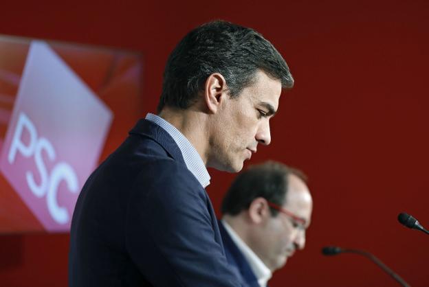 Pedro Sánchez y Miquel Iceta comparecen juntos en Barcelona el pasado 9 de octubre. :: Andreu Dalmau / efe/