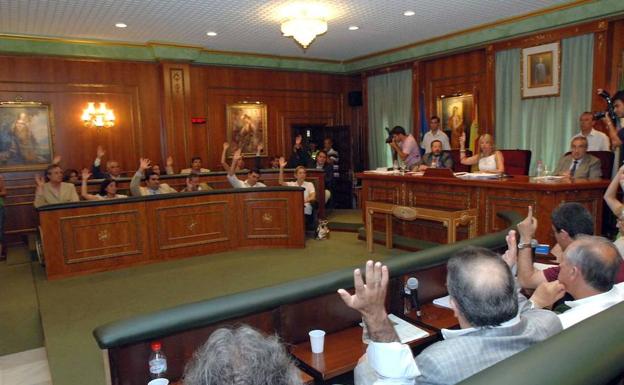 Un momento del pleno del 29 de julio de 2009, en el que se aprobó el PGOU. /Josele-Lanza -