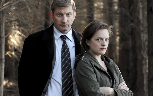 David Wenham y Elisabeth Moss, en la serie.