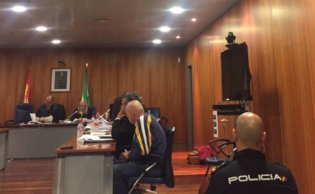 El procesado, en el centro de la imagen, en la sesión de ayer en la Ciudad de la Justicia./SUR