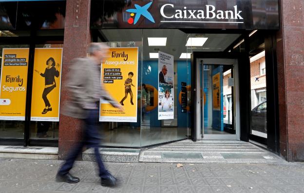 Fachada de una de las sucursales de CaixaBank en Barcelona. :: y. herman / reuters/