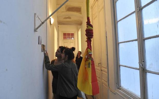 La rojigualda en forma de horca se colocó en un pasillo del interior de la Casa Invisible. /Francis Silva