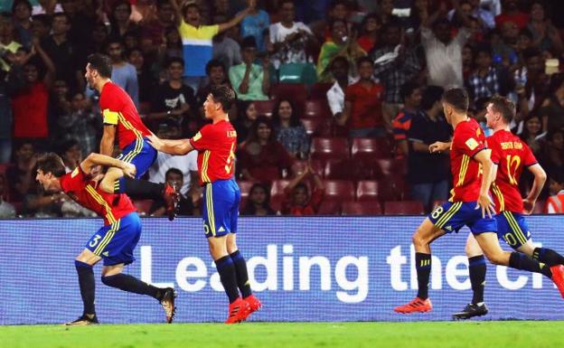 Los españoles celebran uno de sus goles en la semifinal del Mundial sub-17 ante Mali. /Efe