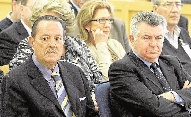 El exalcalde de Marbella, Julián Muñoz (i), y el asesor urbanístico, Juan Antonio Roca (d) en una imagen de archivo./EFE
