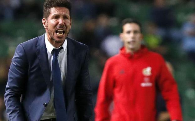 Simeone, durante el partido ante el Elche. /Manuel Lorenzo (Efe)
