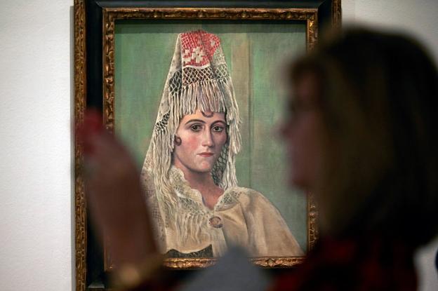La obra 'Olga Khokhlova con mantilla', de 1917, de Pablo Picasso, en el Museo de Barcelona. :: efe/
