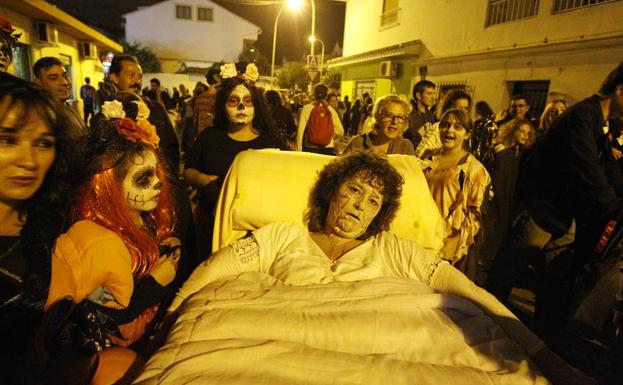 Los vecinos de Churriana disfrazados el año pasado/Fernando González