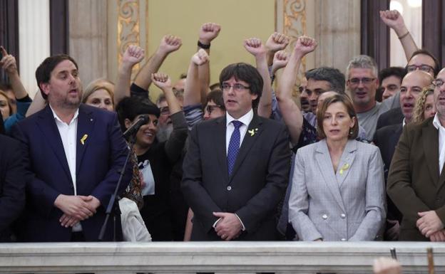 Oriol Junqueras, Carles Puigdemont y Carme Forcadell, tras la declaración de independencia./Efe