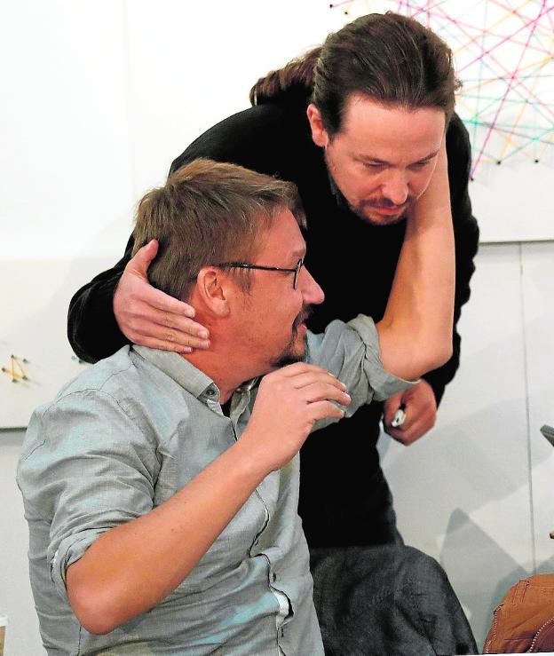 Domènech e Iglesias se abrazan ayer durante un acto de Podemos. :: Chema Moya / efe/