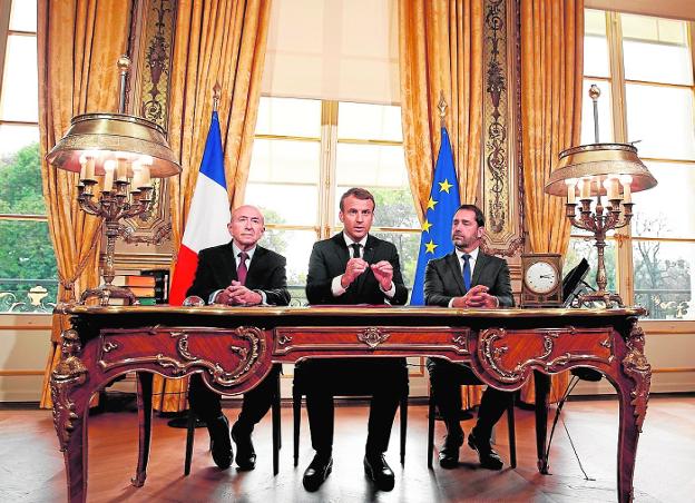 Emmanuel Macron, con los ministros Gerard Collomb (izda) y Christophe Castaner. :: efe/