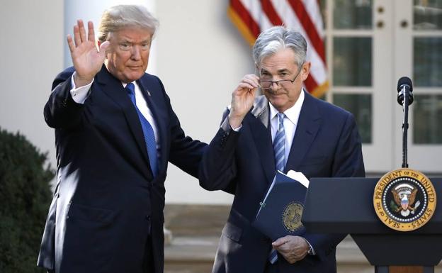 Trump (i) y Powell saludan. /Carlos Barria (Reuters)