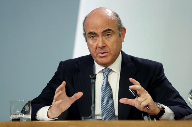 El ministro de Economía, Luis de Guindos, ayer tras el Consejo de Ministros. :: efe/