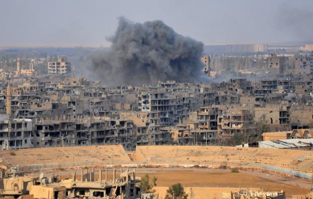 El humo de los combates, el pasado jueves, en la ciudad siria de Deir Ezzor. :: AFP/