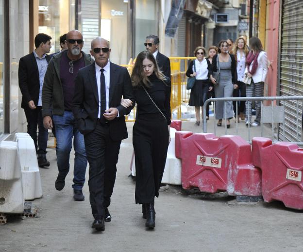 El actor, con su hija, Stella del Carmen, a su llegada a la iglesia de San Juan. :: f. silva/