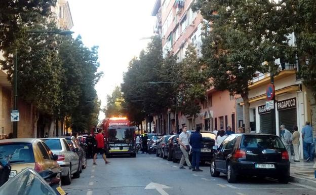 Vista de la calle Sevilla, cortada esta tarde por el suceso. /