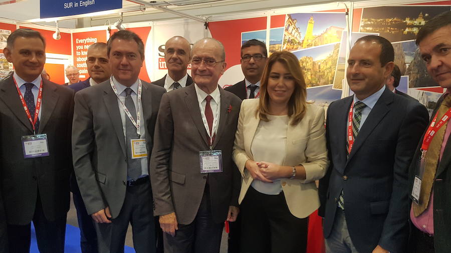 José Luis Romero, Julio Andrade, Juan Espadas, Antonio Muñoz, Francisco de la Torre, Javier Recio, Susana Díaz y Manuel Castillo, en el expositor de SUR. /Salvador Salas