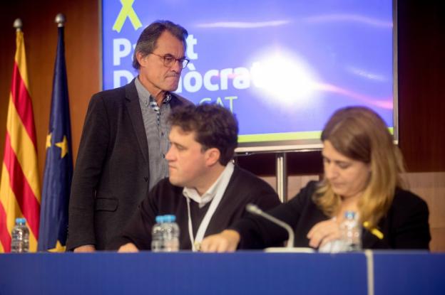 Artur Mas, junto a los coordinadores generales del PDeCAT, David Bonvehí y Marta Pascal en la reunión de ayer del partido. :: marta pérez / efe/