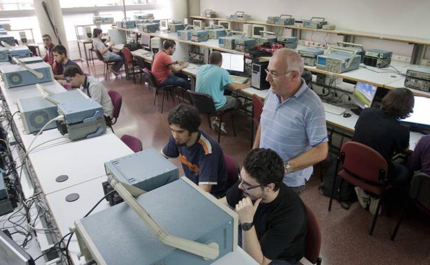 Una clase de Electrónica Digital, con sólo alumnos./Álvaro Cabrera