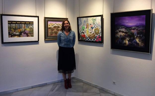 Eugenia Benedito, con obra de los autores reunidos en la muestra/SUR