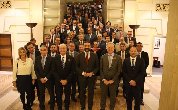 Foto de familia en la escalera principal del Clothworker’s Hall, donde se celebró la cena de SUR./Salvador Salas