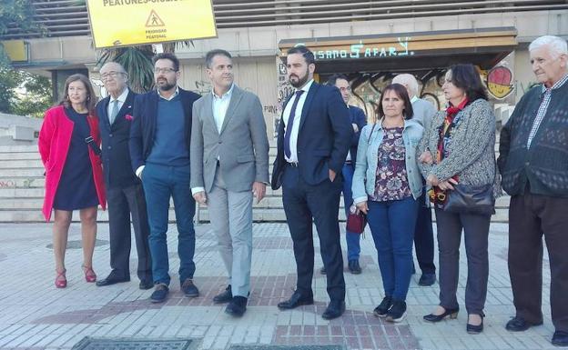 Los concejales Pomares, Conde y Del Corral, junto a vecinos y comerciantes de la zona, delante del edificio de Correos./