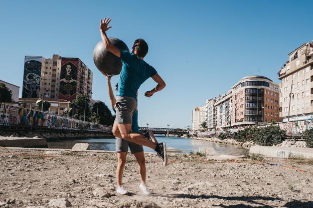 El deporte, que empezó jugándose en las pistas de baloncesto, ya se juega también sobre arena. :: crónica/