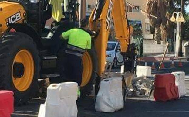 Los operarios trabajan en la modificación de la obra. /SUR