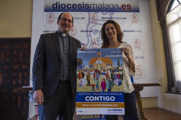 Guillermo Tejero y Ana Medina, ayer, con el cartel del Día de la Iglesia Diocesana. :: f. j acevedo/