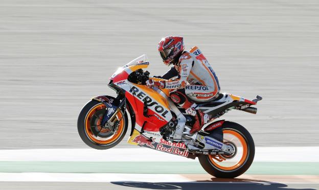 Márquez, ayer durante la sesión de clasificación en el circuito Ricardo Tormo de Cheste, en la que logró su octava 'pole' del año. / M. B. / EFE