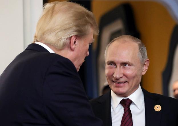 Trump y Putin evidencian su sintonía, ayer en la cumbre de Cooperación Económica Asia-Pacífico. :: efe/
