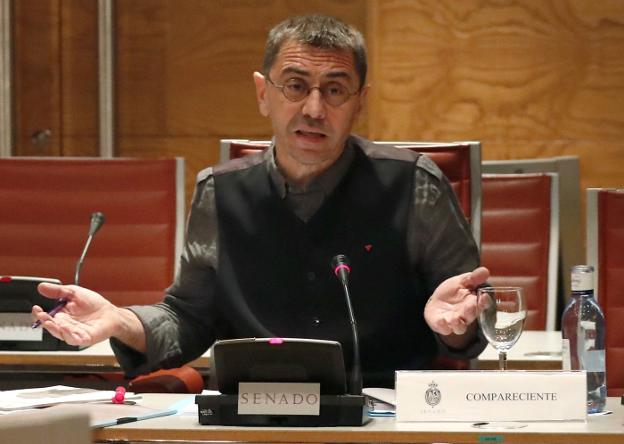 Juan Carlos Monedero responde ayer a las preguntas del PP en el Senado. :: JAVIER LIZÓN / efe/