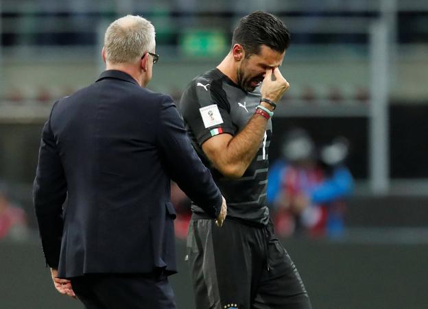 Buffon, tras ser eliminado. / REUTERS
