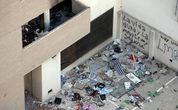 Basura en uno de los patios interiores de los edificios./Ñito Salas