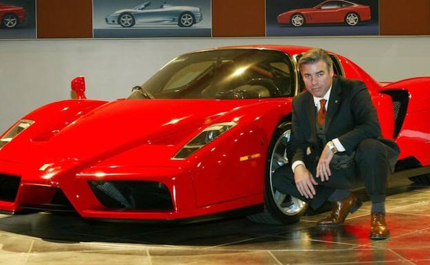 El diseñador posa con una de sus creaciones para Ferrari.