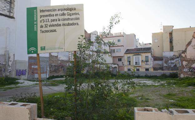 Solar de la calle Gigantes, junto a Carretería, en el que iban a levantarse 32 viviendas. /SUR