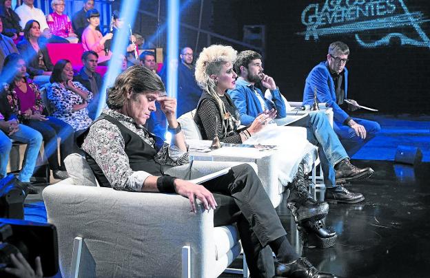 Los cuatro jurados del programa escuchan la interpretación de uno de los concursantes. :: Firma/
