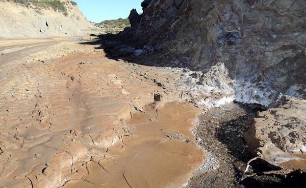Meliones. Es un manantial salino que vierte en el embalse del Guadalhorce provocando la salinización de los recursos que almacena. Parte de esa sal contamina los campos del Guadalhorce./Salvador Salas