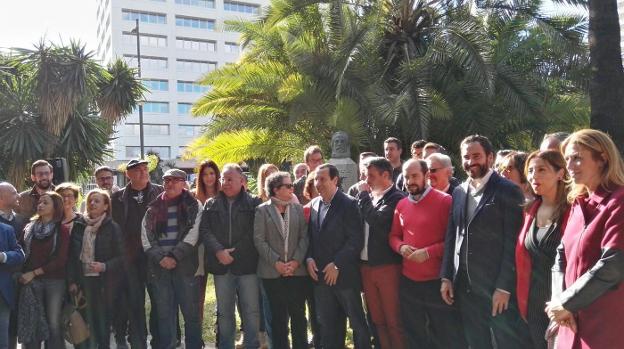 Unas 70 personas participaron ayer en el homenaje a Iglesias. :: s. m./