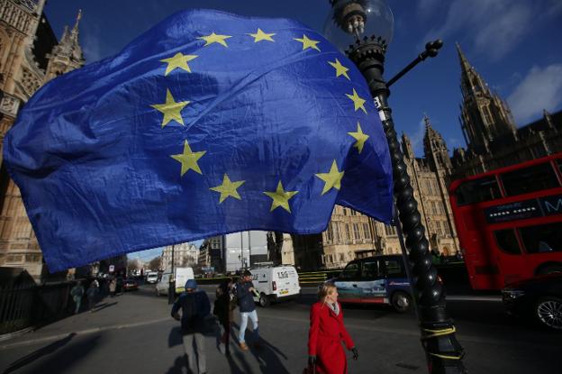 Una bandera de la UE ondea junto al Parlamento británico en Londres. :: Daniel LEAL-OLIVAS / afp/