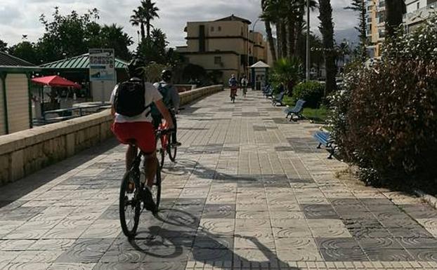Ciclistas en un paseo marítimo