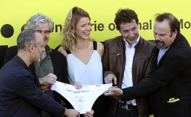 Cavestany, junto a los protagonistas de ‘Vergüenza’, en su presentación en San Sebastián. /Efe