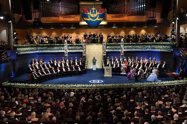 Los reyes de Suecia (a la dcha.) presiden la entrega de los Premios Nobel en la Sala de Conciertos de Estocolmo. :: Fredrik Sandberg / efe/