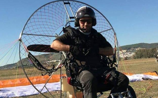 Antonio Jesús García, con el paramotor. /SUR