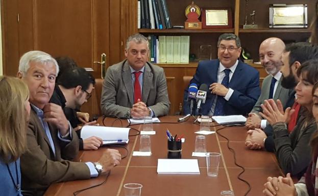 El consejero de Empleo, en la reunión de esta mañana./SUR