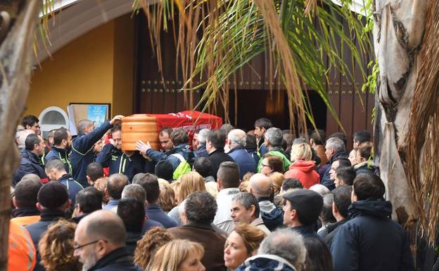 Decenas de compañeros y amigos despidieron al jefe de bomberos de Estepona en la parroquia Virgen del Rocío de San Pedro.