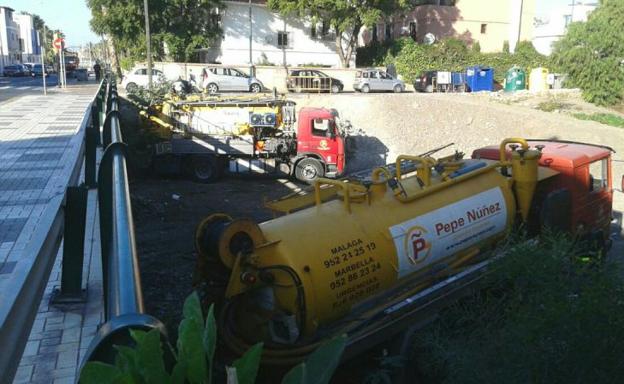 Camiones en el cauce.
